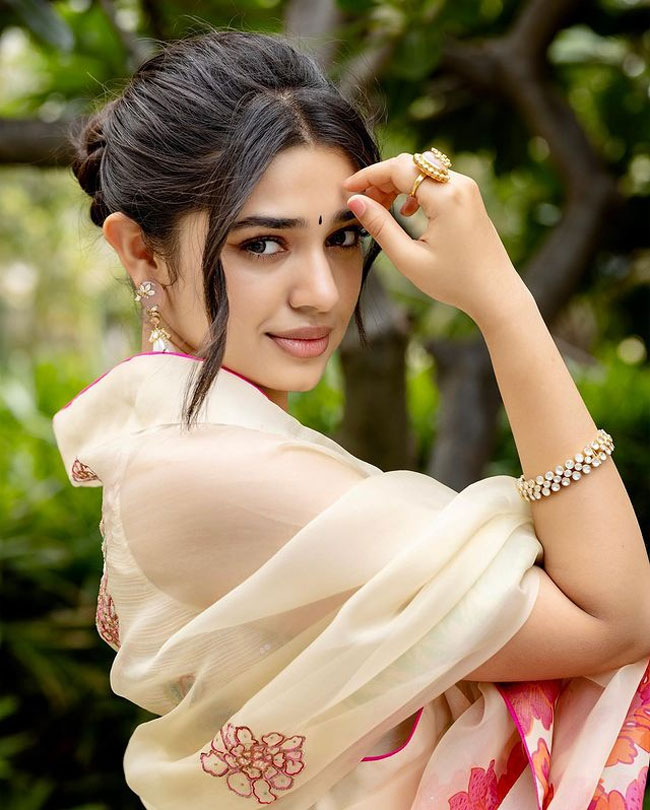 Staggering Poses Of Krithi Shetty